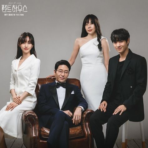 Penthouse Drama, Penthouse Kdrama, Family Photo Studio, Kim Young-dae, Girls Short Haircuts, The Penthouse, Long Face Hairstyles, Family Photo Pose, Architecture Model Making