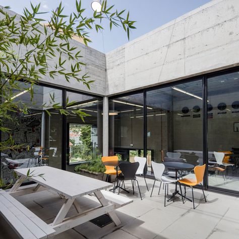 Inloki Plays With Indoor/Outdoor Space for an Outsystems Office in Portugal Office Outdoor Area, Indoor Outdoor Workspace, Terrace Office Design, Corporate Outdoor Space, Outdoor Meeting Room, Office Outdoor Design, Office Outdoor Space, Indoor Outdoor Office, Office Terrace Design