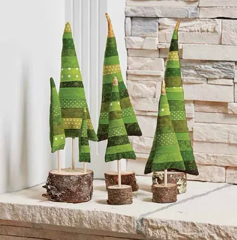 Trees Pattern, Plaid Christmas Decor, Fabric Christmas Trees, Diy Christmas Decorations Easy, Christmas Tree Pattern, Easy Christmas Diy, Christmas Quilts, Christmas Tree With Gifts, Christmas Sewing