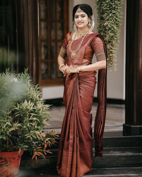 Traditional Sarees Indian Wedding, Saree Poses Wedding, Bridal Saree Poses, Malayali Wedding Saree, Kerala Bride Poses, Bride Posing Ideas, South Indian Bride Poses, Marriage Look Indian, Trending Bridal Sarees