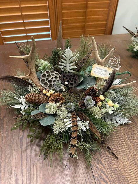 Deer Antler Centerpieces, Antler Centerpiece Wedding, Wild Game Dinner Decorations, Antler Christmas Decor, Antler Centerpiece, Rustic Flower Arrangements, Deer Antler Crafts, Antler Ideas, Antler Mount