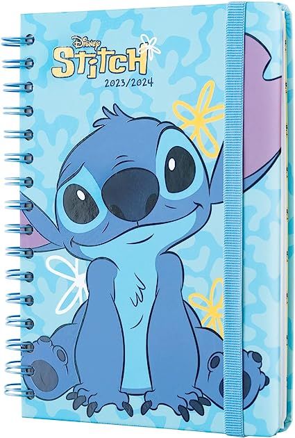 *Agenda STITCH *Agenda Curso 2023 2024 *Agenda semanal vista *Conteúdo único *Possui folhas decorativas antes de cada mês, 2 páginas de autocolantes inspirados na licença, 2 páginas de notas, 6 páginas de anotações, uma edição em 5 idiomas e um bolso para guardar as suas anotações *Design e qualidade Dolphin Nails, Diy Crafts Pencil Case, 626 Stitch, Preppy School Supplies, Lilo And Stitch Merchandise, Lilo And Stitch Quotes, Lilo And Stitch Drawings, Stitch Quote, Kids Toys For Boys