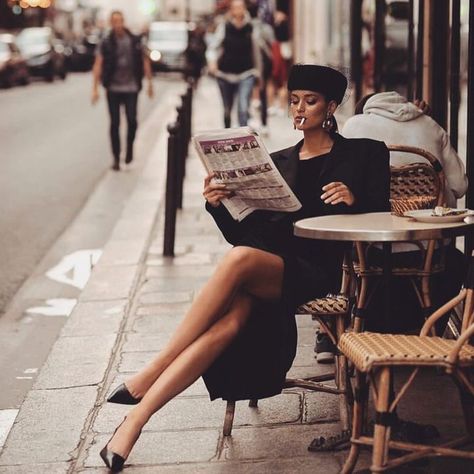 City Fashion Photography, London Photoshoot, Japanese Minimalist, Foto Top, Vintage Photoshoot, Model Pose, Dark Feminine Aesthetic, Photoshoot Concept, Street Fashion Photography