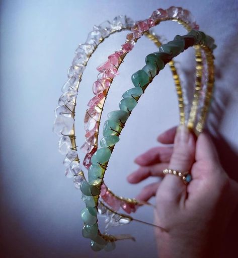 Diy Crystal Headband, Crystal Hair Accessories Diy, Stone Hair Accessories, Gemstone Hair Accessories, Hair Crystal Accessories, Hair Jewelry Diy, Hair Crystals, Crystal Jewelry Ideas, Hair Color For Morena