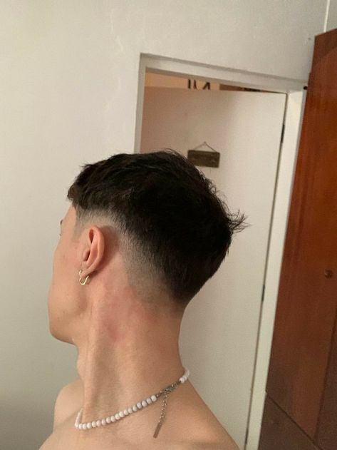 Low Fade En V, Low Fade Long Hair, Low Fade Em V, V Haircut, Fohawk Haircut Fade, Crazy Hair Boys, V Shaped Haircut, Fade Haircut Styles, Mens Haircuts Short Hair