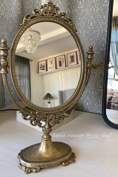 Vintage vanity mirror, home decor, bedroom inspiration | @prettyinthepines, New York City Lifestyle Blog #home #decor #bedroom French Bedroom Decor Vintage, French Vintage Bedroom Decor, Vintage Vanity Aesthetic, Vintage French Aesthetic, Spot Light Photoshoot, Modern French Home, Vanity Aesthetic, Room Ideas For Men, Light Academia Room