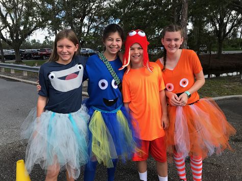 DIY Finding Dory Halloween group costumes Diy Dory Costume Women, Finding Nemo Group Costume, Diy Finding Nemo Costume, Dory And Nemo Costume, Finding Dory Costume Diy, Nemo Halloween Costumes, Dory Costume Diy, Nemo Costume Diy, Diy Dory Costume