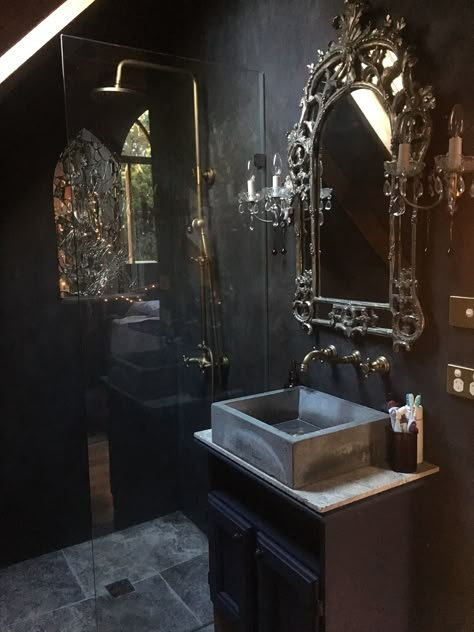 Black Witchy Bathroom, Gothic Modern Interior Design, Interior Design Gothic Modern, Midevil Bathroom Ideas, Dark Gothic Bathroom Ideas, Gothic House Interior Bathroom, Victorian Gothic Decor Bathroom, Gothic Restroom, Gothic Master Bath