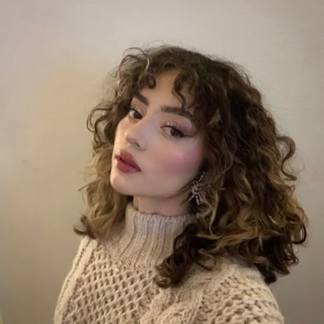 Curly Brown Hair Girl, Old Money Curly Hair, Glam Winter Makeup, Short Curly Hair Aesthetic, Short Curly Brown Hair, Curly Hair Brunette, Aesthetic New Years, Spanish Aesthetic, Makeup Rare Beauty