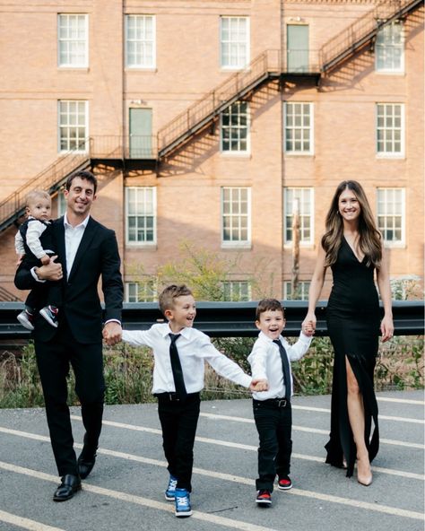 Family photography Black Tie Christmas Pictures, Black Outfits Christmas Photos, Holiday Pictures Family Outfits Black, Black Tie Family Photos, Black Outfit Family Photos, Black Tie Family Photo Shoot, Black Family Photoshoot Outfits, Formal Family Christmas Pictures, Black And White Family Pictures Outfits