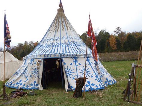 Fifteenth century medieval camp pavilion | Flickr - Photo Sharing! Camp Pavilion, Medieval Tents, Pavilion Tent, Medieval Tent, Medieval Camp, Sca Camping, Camping Inspiration, Medieval Life, Tent Design