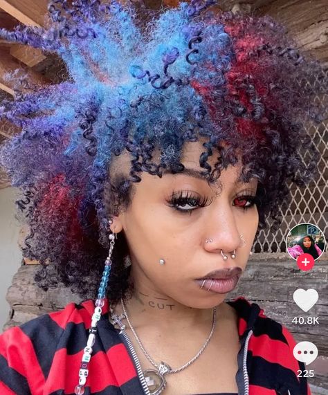 Afro Split Dye, Two Toned Natural Hair, Multi Colored Curly Hair, Pink And Blue Natural Hair, Hairdye Ideas For Curly Hair, Rainbow Hair Black Women, Ghost Roots Curly Hair, Color Combos Hair, Hair Dye Ideas For Black Women