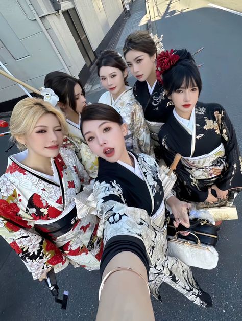 Female Mafia, Yukata Women, Pretty Kimonos, Kimono Hair, Geisha Kimono, Japanese Traditional Clothing, Traditional Japanese Kimono, Kimono Japan, Traditional Kimono