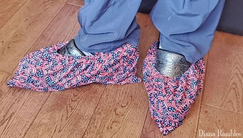 Homemade Shoes, Scrub Caps Pattern, Medical Shoes, Boot Covers, Diy Shoe, Bowling Shoes, Work Diy, Diy Sewing Pattern, Old Jeans