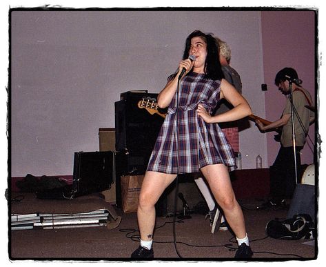 Kathleen Hanna Style, Riot Grrrl Aesthetic, Riot Grrrl Outfits, Riot Grrrl Fashion, Kathleen Hanna, Angry Girl, Riot Grrrl, Classic Actresses, Girls Music