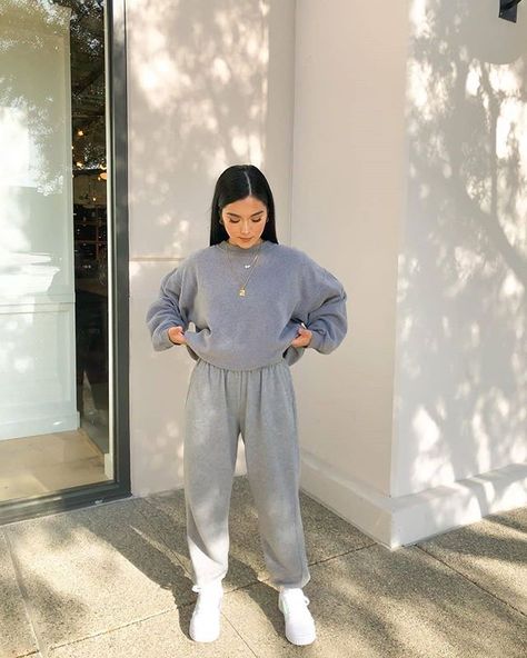 Faye Claire, Mode Zara, Tomboy Style Outfits, Chill Outfits, Autumn Outfits, Trendy Fashion Outfits, Grey Sweatpants, Causual Outfits, Fit Ideas