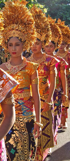 Women in traditional Balinese dress, Bali, Indonesia. Bali Art, Festival Art, Costumes Around The World, Asian Textiles, Folk Costume, July 12, World Cultures, People Of The World, Traditional Dress