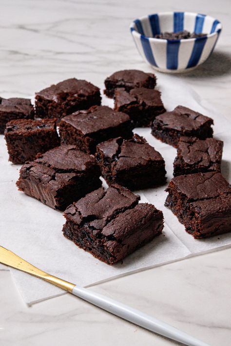 Vegan Black Bean Brownies Brownies Aesthetic, Vegan Black Bean Brownies, Chocolate Chunk Brownies, Black Bean Brownies, Bean Brownies, Homemade Nutella, Chewy Brownies, Vegan Black Bean, Vegan Brownie