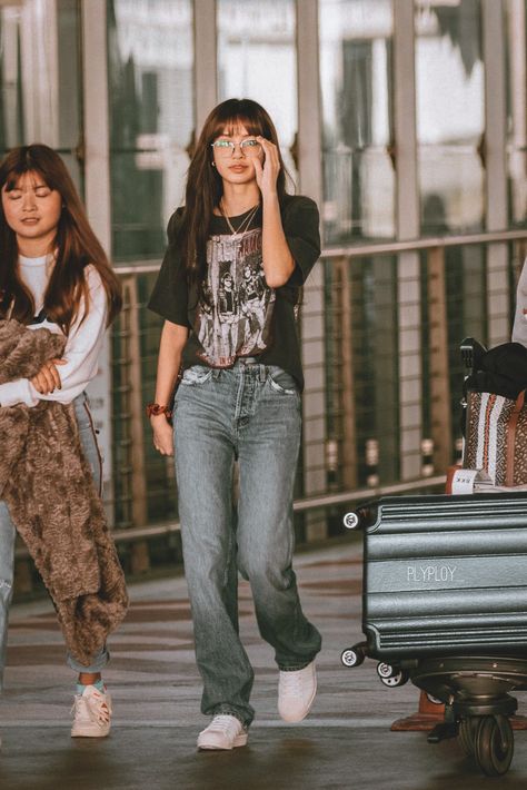 Lisa Casual Outfit Blackpink, Lisa Blackpink Tomboy Style, Lisa Baggy Clothes, Blackpink Lisa Tomboy Outfit, Lisa Blackpink Casual Outfits, Lisa Blackpink Style Casual, Kpop Artist Outfit, Lisa Blackpink Street Style, Concert Outfit Ideas Kpop Blackpink