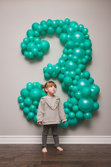 Balloon Decorations Numbers, Ballon Photoshoot Ideas, 3rd Birthday Photoshoot Ideas Boy, 3 Balloon Number, Numbers With Balloons, Balloon Photoshoot Ideas, Balloon Numbers, Birthday Balloons Pictures, Robot Birthday Party