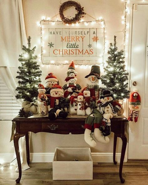 Plaid Christmas Decor, Christmas Apartment, Country Christmas Decorations, Gold Christmas Decorations, Christmas Interiors, White Christmas Decor, Indoor Christmas Decorations, Christmas Mantels, Christmas Decorations Rustic