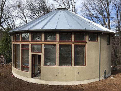 Hempcrete Round House Videos — Starseed Creative Hempcrete House, Houses In California, Shed Homes Ideas, Cob House Plans, Eco Houses, Round House Plans, Backyard Guest Houses, Lakehouse Ideas, Eco House Design