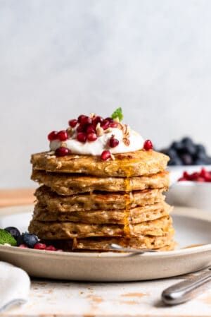 Oatmeal Pancakes - a little bit heartier, and a little bit healthier, too, you won't need too tall of a stack to fill you up. They're overnight oatmeal meets buttermilk pancakes, perfect for those mornings when you need a robust start to your day. Make a big batch and freeze them for a midweek treat! oatmeal pancakes // easy oatmeal pancakes // oatmeal buttermilk pancakes #recipe #kitchenconfidante #oatmeal #pancakes #overnight #buttermilk #breakfast Oatmeal Pancakes Easy, Pancakes Oatmeal, Oatmeal Pancake, Oatmeal Buttermilk Pancakes, Oatmeal Pancakes Recipe, Healthy Eating Breakfast, Easy Oatmeal, Overnight Oatmeal, Oat Pancakes