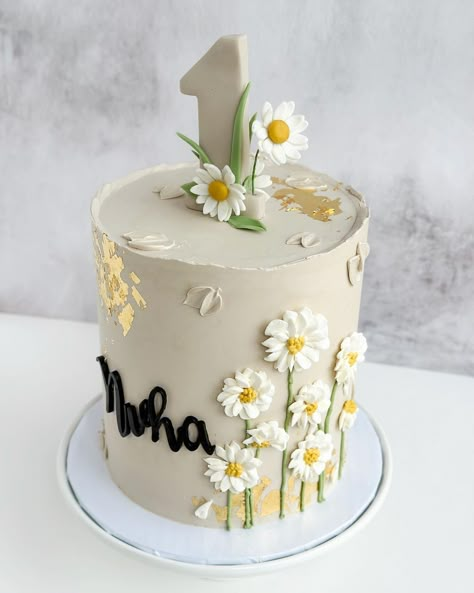 Sarwat Ahmad | Daisy Days of Summer… A few daisy cakes coming up starting with this BoHo themed one for a first birthday. This cake design was a… | Instagram Daisies Cake Birthday, Cake Designs For First Birthday, Daisy Cake Design, First Birthday Daisy Theme, Daisy First Birthday Cake, Daisy Cake Birthday, Daisy Themed Cake, Daisy First Birthday Theme, Daisy Birthday Cake