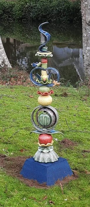 Totem Poles Ceramic, Pottery Totem Poles Ideas, Diy Garden Totems How To Make, Garden Totems Diy Yard Art, Garden Stacks, Pottery Totems, Clay Totems, Pottery Totem, Clay Totem