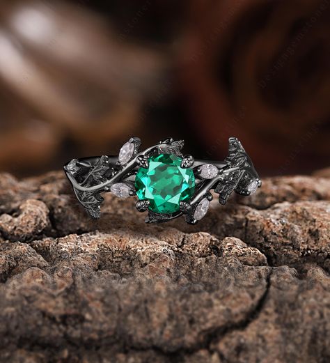 Gothic Black Gold Round Emerald Engagement Ring Vintage Moissanite Rhodium Black Promise Ring Black Gold Leaf Witchy Ring Anniversary Gift ♑ material:925 sterling silver 10k,14k,18k ♑ Band color:black     ♑Center Stone: Emerald ♑Size: 6.5 mm ♑Shape: Round Cut ♑Carat: approx 1ct ♑Side Stone: Moissanite ♑Carat: approx 0.60 ct ♑Color: G-H ♑Clarity: VS-SI ♑Total Weight: about 2.6g ♑ style:Gothic     ♑ customizable：yes     ♑Situation:Anniversary,birthday,valentine,party,gifts,cocktail,anniversary rin Silver Ring With Emerald Stone, Engagement Rings Witchy, Witchy Engagement Ring Silver, Celtic Emerald Ring, Emerald Engagement Ring Vintage, Witchy Ring, Green Wedding Rings, Vintage Emerald Engagement Ring, Valentinstag Party