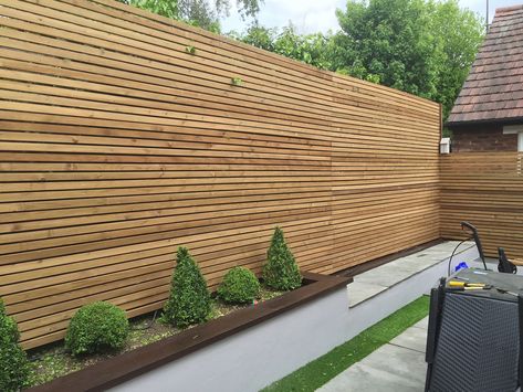 Venetian Slatted Contemporary - Garden Fencing London Contemporary Garden Fencing, Venetian Fence Panels, Slatted Garden Fence, Slatted Fence Ideas, Contemporary Fence Design, Modern Garden Fence, Slat Gate, Venetian Fence, Contemporary Fence