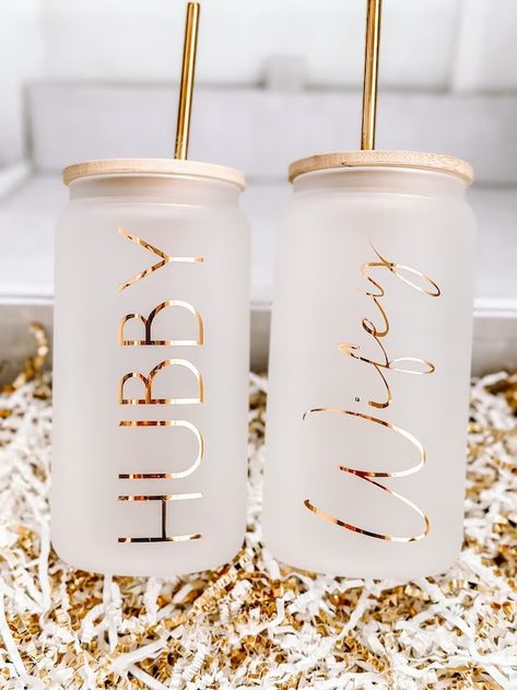 Frosted Tumbler Design, Bride Cups Tumblers, Custom Bachelorette Gifts, Personalized Cricut Gifts, Things To Make With A Cricut, Gifts To Make With Cricut, Cricut Glass Cups, Cute Cricut Projects, Personalized Glass Cups