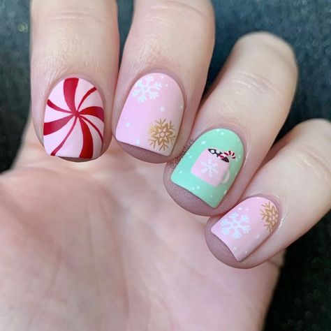 Christmas Nails Hot Chocolate, Hot Cocoa Nail Art, Christmas Candy Nail Art, Short Pink Christmas Nail Designs, Christmas Pastel Nails, Pastel Holiday Nails, Green And Pink Christmas Nails, Mint Christmas Nails, Marshmallow Nails Design