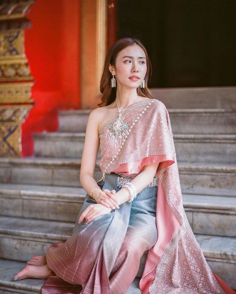 Thai Clothes Traditional, Thai Traditional Dress Women, Thailand Wedding Dress, Thai Traditional Clothing, Thailand Dress, Cambodian Dress, Traditional Asian Dress, Traditional Thai Clothing, Thai Wedding Dress