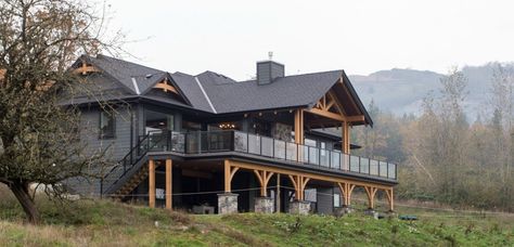 Gray home with wood trim Modern Timber Frame Homes, Modern Timber Frame, Cottage Remodel, Timber Frame Design, Houses Ideas, Lake House Plans, Timber Frame Homes, Log Cabin Homes, Barn Style House