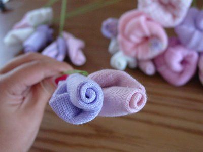 baby bunches ... flowers made out of baby socks Baby Socks Flowers, Baby Socks Roses, Diy Baby Socks, Sock Cupcakes, Baby Bouquet, Showers Of Blessing, Baby Shower Treats, Baby Shower Crafts, Paper Things