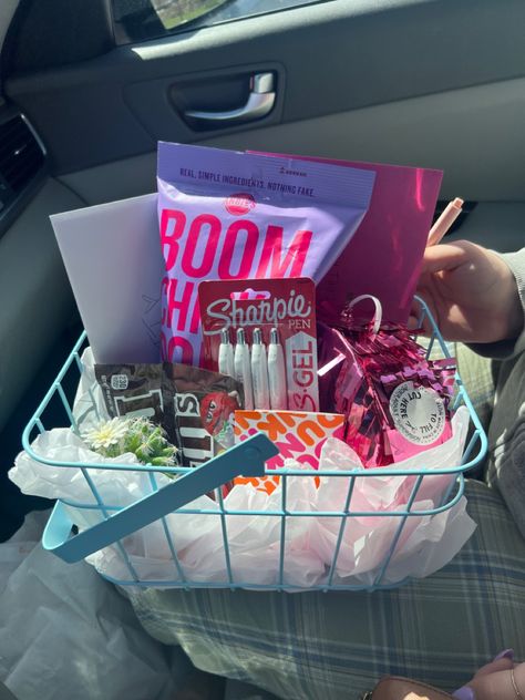 gift baskets, gift ideas Volleyball Baskets Gift Ideas, Senior Night Baskets Cheer, Senior Baskets Gift Ideas Football, Volleyball Gift Basket Ideas, Senior Basket Ideas, Senior Gift Basket Ideas, Senior Night Baskets, Senior Night Basket Ideas, Senior Night Gift Basket Ideas