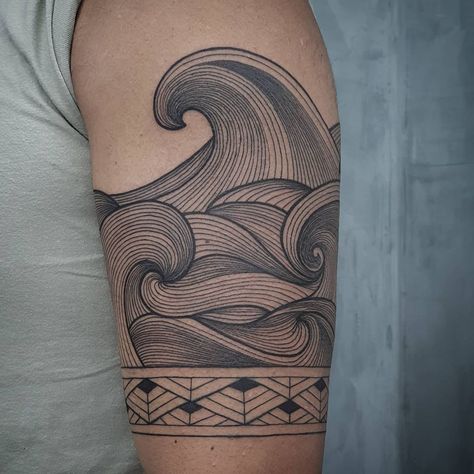 Geometric Water Tattoo, Wave Tattoo Sleeve, Arm Cuff Tattoo, Maori Tattoo Frau, Japanese Wave Tattoos, Wave Tattoo Design, Cuff Tattoo, Woodcut Tattoo, Line Tattoo Ideas