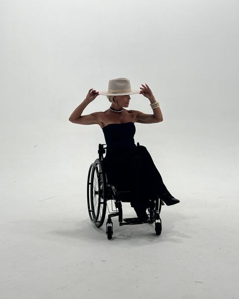 Wheelchair Photography, Disabled Fashion, Wheelchair Fashion, Wheelchair Women, Wheel Chair, Branding Shoot, Mobility Aids, Art Poses, Studio Portraits