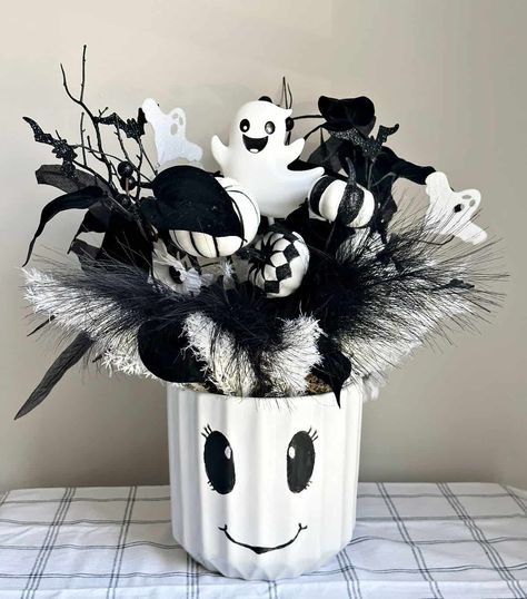 Let's make a beautiful Halloween Centerpiece with the cutest DIY ghost vase filled with black and white Halloween florals and pumpkins. #diyhalloweencrafts #halloweencenterpiece #halloweeninspo #halloweenaesthetic #halloweenghostdecor #halloweencenterpiece #ourcraftymom Painting Tiktok, Diy Ghost, Black And White Halloween, Ghost Painting, Halloween Trends, Ghost Pillow, Ghost Diy, Beautiful Halloween, Halloween Printables Free