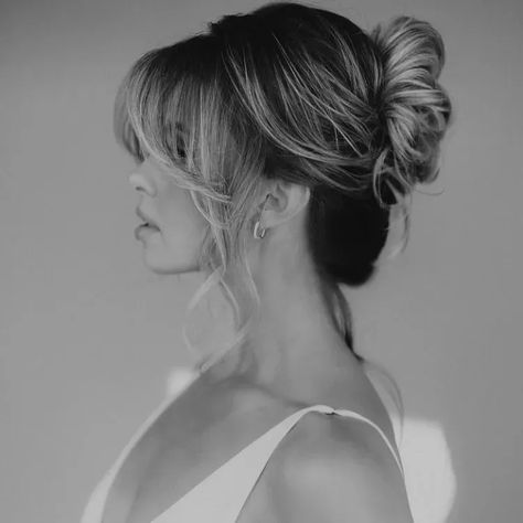 French twist with bangs wedding hairstyle Brides With Bangs, Twist With Bangs, Ways To Style Your Bangs, Wedding Hairstyles With Bangs, Updo With Bangs, Bangs Updo, Wedding Hairstyle Ideas, French Twist Updo, Black Wedding Hairstyles