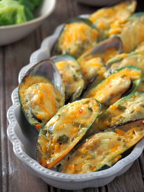 Baked Mussels stuffed with mayo, sweet chili sauce, cheese, and green onions are the ultimate appetizer! Creamy, cheesy, and tasty, they're seriously addicting and sure to be a party favorite! Bake Mussels Recipe, Baked Mussels Recipe Spicy Mayo, Baked Mussels Recipe Mayo, Filipino Appetizers For Party, Tahong Recipe, Baked Mussels Recipe, Mussels Baked, Stuffed Mussels, Mussel Recipes