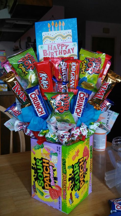 Birthday candy bouquet Gift Card Candy Bouquet, Birthday Candy Box Ideas, Happy Birthday Candy Bouquet, Candy And Snack Bouquet, Candy Bouquet With Money, Candy Bouquet Ideas Birthday, Diy Candy Bouquet For Kids, Diy Candy Birthday Cake, Candy Box Bouquet