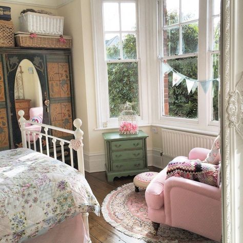 Shabby Chic Apartment, Shabby Chic Desk, Modern Shabby Chic, Apartment Chic, Shabby Chic Living, Shabby Chic Room, Shabby Chic Living Room, Shabby Chic Dresser, Casa Vintage