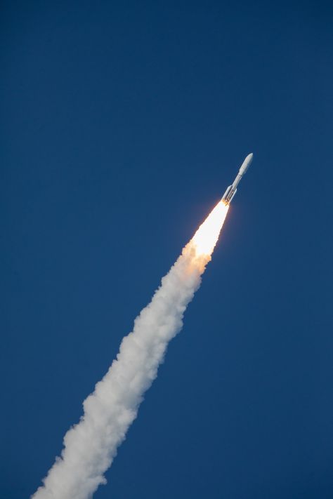 A United Launch Alliance Atlas V 541 rocket, carrying NOAA's GOES-T, soars upward after lifting off from Space Launch Complex 41 on March 1, 2022. Space Real Photos, Theoretical Physics Aesthetic, Nasa Space Shuttle, Space Launch, Amoled Wallpapers, Space Projects, Space Nasa, Space Time, Space Flight