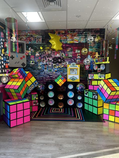 Prom Dance Themes, Retro Theme Party Decoration, Prom Activities, Retro Party Decorations, Retro Theme Party, 90s Party Ideas, Decades Party, 70s Party Theme, 80s Birthday Parties