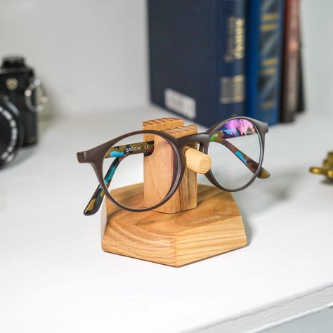 Cute Wooden Gifts, Wooden Eye Glasses Holder, Diy Glasses Holder Stand, Small Woodworking Gifts, Wooden Product Design, Eyeglass Holder Stand Wood, Wooden Pulley Ideas, Wood Products That Sell, Wood Glasses Holder