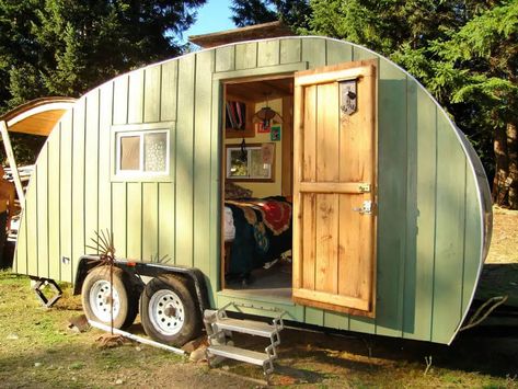 20 DIY Camper Trailer Designs To Build Your Own Camper Diy Camper Trailer Designs, Tiny Camper Trailer, Diy Teardrop Trailer, Teardrop Camper Plans, Homemade Camper, Teardrop Camper Trailer, Diy Camper Trailer, Trailer Diy, Custom Campers