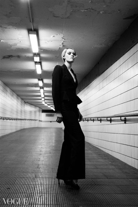 Subway Fashion, Street Style Photography, Urban Fashion Photography, Creative Fashion Photography, Natasha Poly, Subway Station, Fashion Photography Inspiration, Beauty Magazine, Vogue Russia