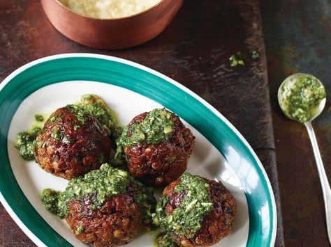 Veggie Balls Veggie Balls, Vegetarian Meatballs, Basil Pesto Recipes, Vegan Recipes Videos, Frozen Meatballs, Going Vegetarian, Cooking Club, Tomato Sauce Recipe, Dinner Guests